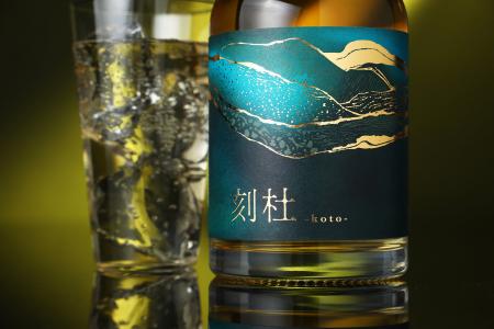 バーボン樽熟成した琥珀色のクラフトジン「刻杜 -koto