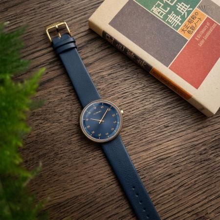 VEJRHØJ、桜の木と深みのあるブルーを組み合わせた新