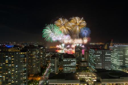 横浜・みなとみらいの花火を高層20階の特等席で満喫　