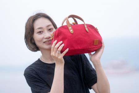 YouTube登録者14万人のカワニシカバンが、小さなボス YouTube登録者14万人のカワニシカバンが、小さなボス
