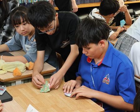 高槻市立郡家小学校児童が折り鶴作りで異文化交流 高槻市立郡家小学校児童が折り鶴作りで異文化交流
