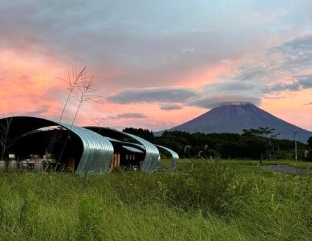 富士山ワイナリー初、収穫前の葡萄畑を舞台にした特別