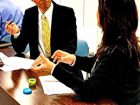 企業担当者との面談イメージ。人手不足を背景に採...