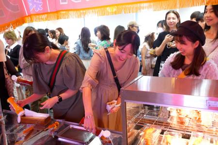 オフィスが縁日に大変身「お祭りケータリング」の試食