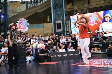 歴代の名曲に合わせて踊る、観客ジャッジのダンスバト 歴代の名曲に合わせて踊る、観客ジャッジのダンスバト