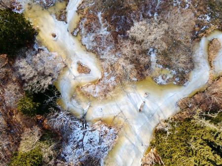 −20℃の世界を真上から。北海道・道東の凍る川を「抽象