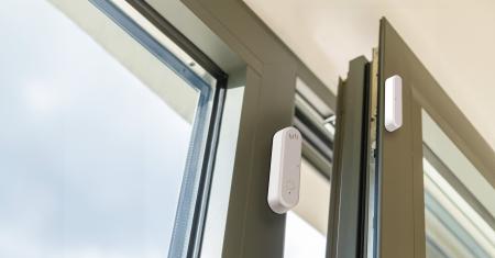 ドアや窓の開閉を検知し最大96dBの警報音&スマホへの