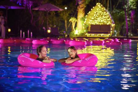 今夏のナイトプールは「子ども初解禁」&「学割で半額 今夏のナイトプールは「子ども初解禁」&「学割で半額