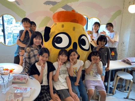 【▲ポリンキーによる“ヒミツのシール交換会”▲】湖池屋 【▲ポリンキーによる“ヒミツのシール交換会”▲】湖池屋