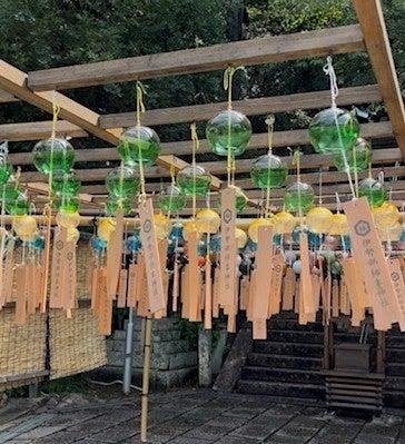 境内に200個の紀州漆器風鈴が響く「伊勢部柿本神社 風 境内に200個の紀州漆器風鈴が響く「伊勢部柿本神社 風