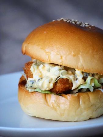 天草市地域おこし協力隊が開発した「浜辺のFish Burge