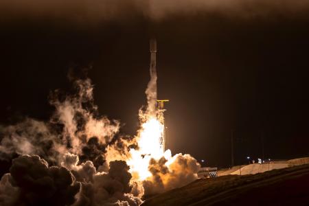 世界最大級の小型SAR衛星コンステレーションで防衛・ 世界最大級の小型SAR衛星コンステレーションで防衛・