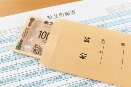 「上場企業」の平均年収　2025年度は692.6万円、過去