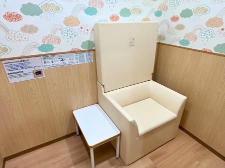 九州で初！多機能ベビーケアソファ「mamaro sofa」を