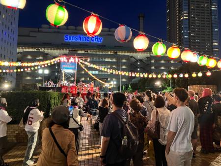 都会の夜景と提灯が重なる1978年から40年以上続く池袋 都会の夜景と提灯が重なる1978年から40年以上続く池袋