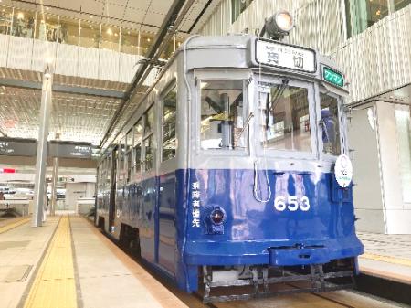広島駅発、被爆電車653号で市内中心部をめぐるツアー 広島駅発、被爆電車653号で市内中心部をめぐるツアー