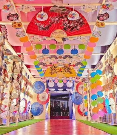 風鈴6,000個のトンネルと、うちわ・扇子1,000個の展示