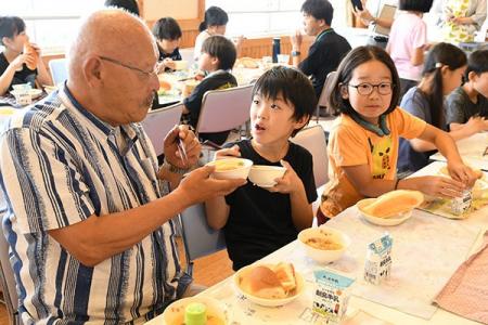 高槻産農産物を使った給食を通じて児童と地元農家が交 高槻産農産物を使った給食を通じて児童と地元農家が交