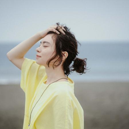 国内外で注目を集めるシンガーソングライター来島エル