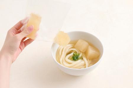 レンジで温めた讃岐うどんに“凍った出汁”を入れるだけ レンジで温めた讃岐うどんに“凍った出汁”を入れるだけ