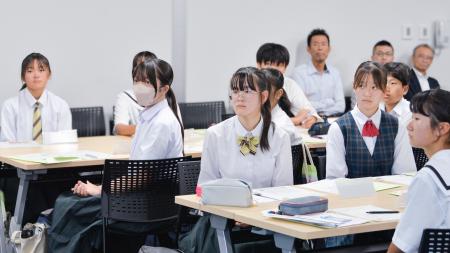 【千葉県印西市】広島へ学びに向かう中学生18人。「平 【千葉県印西市】広島へ学びに向かう中学生18人。「平