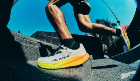 圧倒的な耐久性のVibram(R) XS DURA と 2層構造フォー