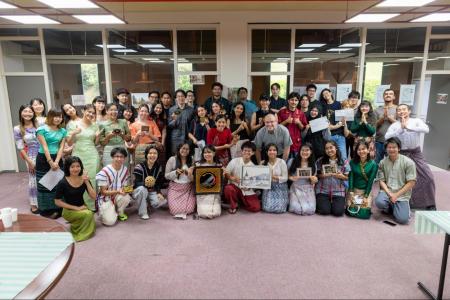 大学でミャンマー文化フェアを体験!伝統衣装やデザー 大学でミャンマー文化フェアを体験!伝統衣装やデザー