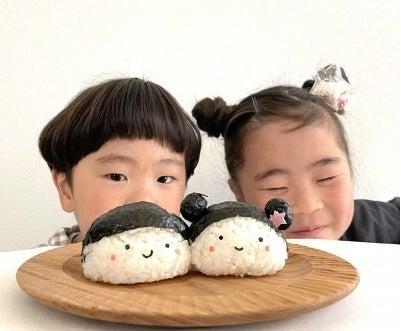 さんかくまるにたわら型「マイおにぎり」を子どもたち さんかくまるにたわら型「マイおにぎり」を子どもたち