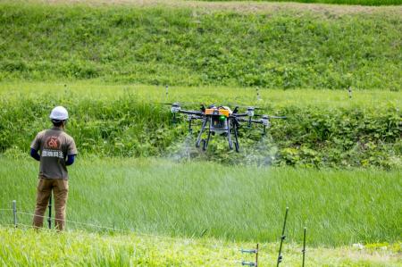 【農機具王兵庫店】兵庫県内で農業用ドローンによる散 【農機具王兵庫店】兵庫県内で農業用ドローンによる散