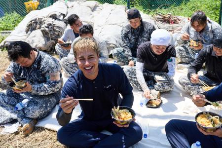 建設現場経験者のタレント・ユージさんが、夏の鉄塔塗