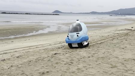 海岸清掃ロボット1号機が完成、福岡県宗像市の海岸で