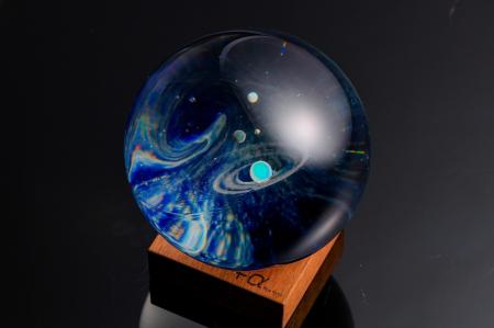 アーティスト・戸水 賢志氏の展覧会「手のひらの宇宙-