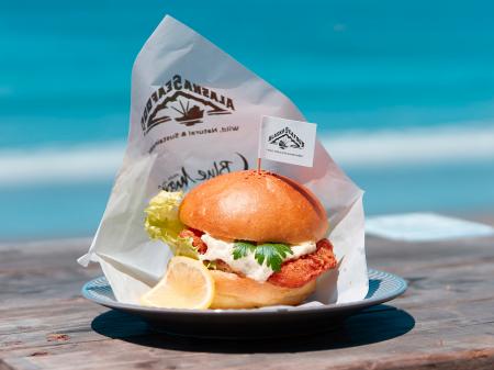 昨年好評のアラスカ産スケソウダラのフィッシュバーガ