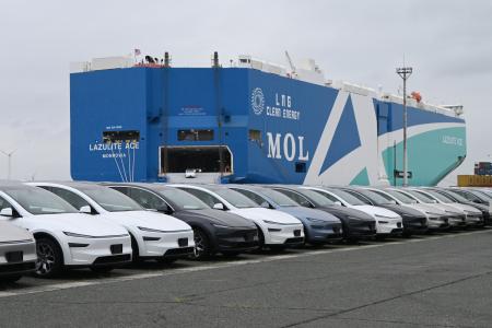 自動車輸入台数日本一の三河港でTesla社製電気自動車 自動車輸入台数日本一の三河港でTesla社製電気自動車