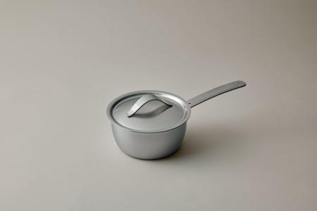 注ぎ口のない、注ぎやすい鍋。汁物を心地よく仕上げる