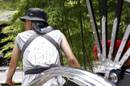 【ニューエラ】炎天下で観光客を案内する人力車の俥夫 【ニューエラ】炎天下で観光客を案内する人力車の俥夫