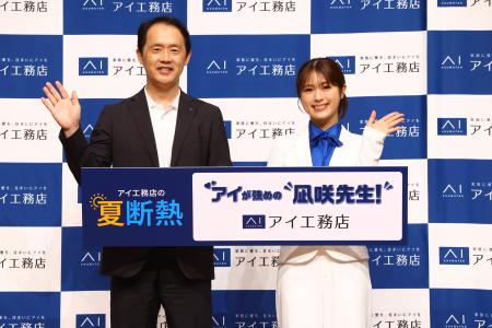 渋谷凪咲さんが新CMで演じた先生役の白スーツ姿で登壇