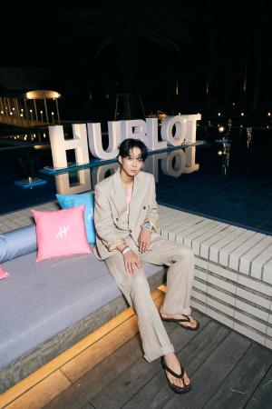 【ウブロ】鈴木仁、夏の新作を纏い「HUBLOT SUMMER NI