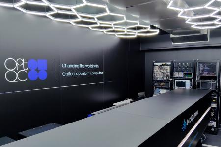 OptQCと産総研、光量子コンピュータ1号機「MoQuren」