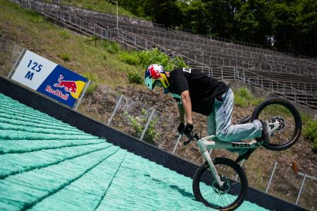 世界初！長野五輪のジャンプ台を“前輪だけ 後ろ向き”