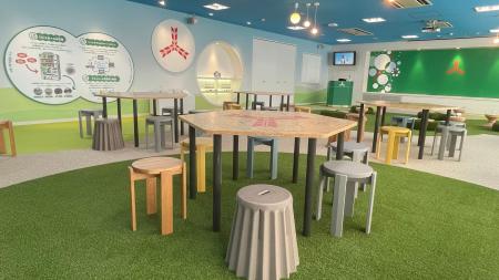 イトーキ、アサヒ飲料の「CO2を食べる自販機」で回収