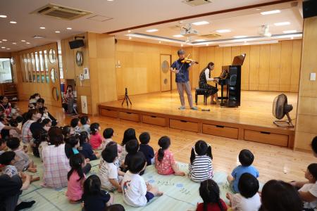 保育園がコンサート会場に。子どもたちがプロの生演奏