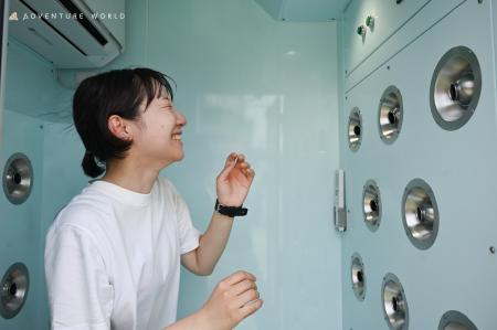 「働く人」を守る技術を、テーマパークで「遊ぶ人」へ