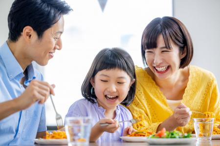 【子育て家族の外食調査】ママパパの6割が「休日の目