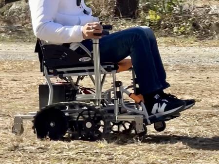 屋外での移動を支援するオフロード対応クローラーモビ