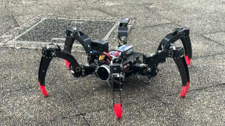 瓦礫を走破し「触って判断する」六脚スパイダーロボッ