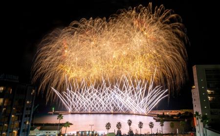 【夏空に咲く大輪の華】夏の海水浴シーズンは熱海温泉