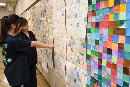 1500点の高槻市立中学校生徒制作の美術作品が市役所に 1500点の高槻市立中学校生徒制作の美術作品が市役所に