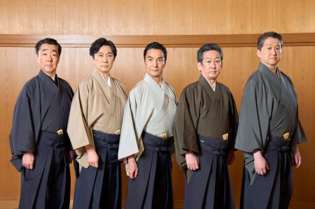 江戸の恋物語を、紫綬褒章の日本舞踊家5人が踊る。 舞