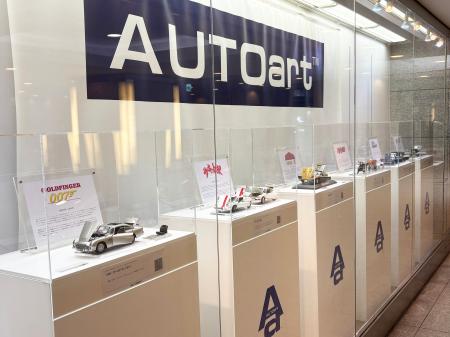 東京駅地下の ”AUTOart ショーケース” に劇中車の精密
